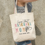 BOLSO DE TELA VIVIR ESA VIDA DE BÉISBOL<br><div class="desc">Prepárate para presumir del orgullo de tu madre de béisbol con nuestra deliciosa bolsa: un elegante y moderno tipo de letra que dice "Vivir esa vida de mamá de béisbol" con acentos de caligrafía en suaves colores pastel. Hemos dejado un espacio especial sólo para el nombre de su equipo, permitiéndole...</div>