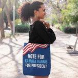 Bolso De Tela Votar a Kamala Harris por las elecciones presidenc<br><div class="desc">Vota a Kamala Harris por la presidencia en las elecciones presidenciales de 2024. Elige a nuestro vicepresidente como el nominado al fiesta democrático y muestra tu apoyo con esta bandera estadounidense en azul para un demócrata.</div>