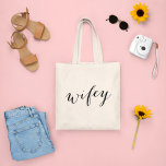 Bolso De Tela Wifey mujeres modernas de escritura negra<br><div class="desc">Una bolsa de tetas "Wifey" simple y simple en un guión negro moderno. Hace un gran regalo boda para la futura Sra.</div>