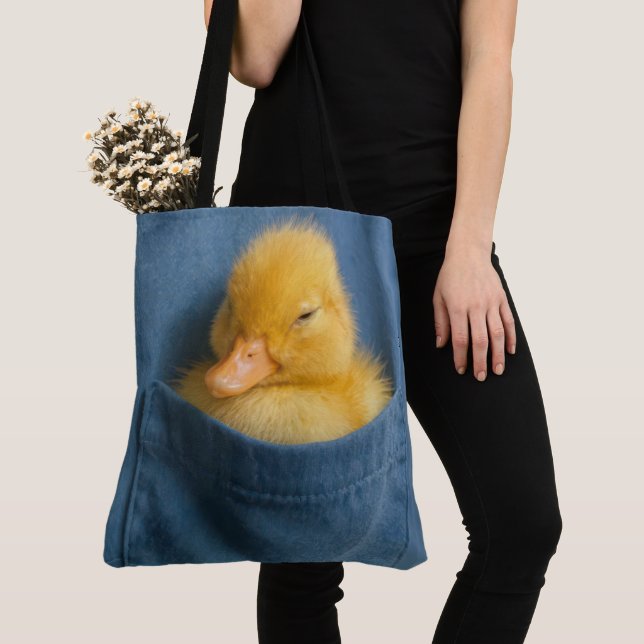 Bolso De Tela Yellow Duckling In a Blue T-shirt Pocket (Detalle)