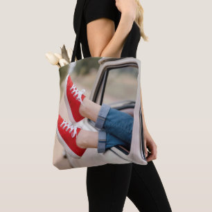 Bolso De Tela Zapatillas rojas colgando de la ventanilla de una