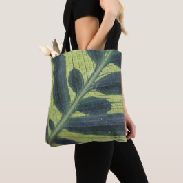 Bolso verde frondoso con la flor en revés
