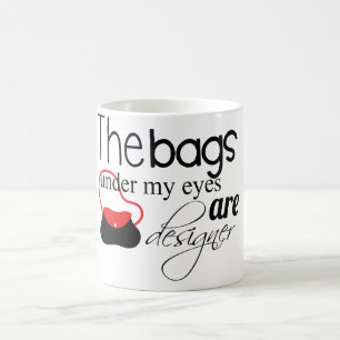 Bolsos del diseñador debajo de mi taza de café d