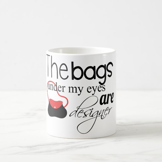 Bolsos del diseñador debajo de mi taza de café de (Centro)