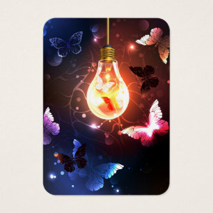 Bombilla brillante con mariposas nocturnas