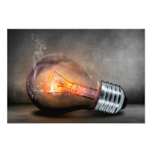 Bombilla brillante de luz, foto de humo de vidrio 