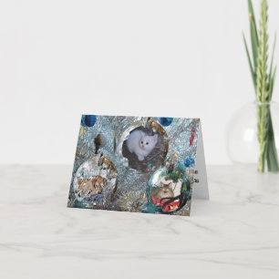 Bombillas en tarjeta de árbol de oropel