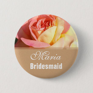 Bonito botón de nombre de boda floral rosa y amari