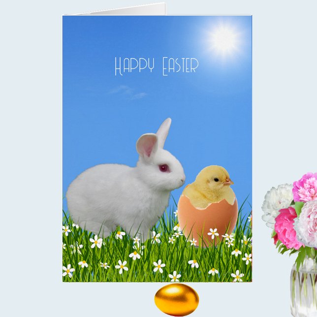 Bonito conejo blanco de Pascua y pollo con cielo a (Subido por el creador)
