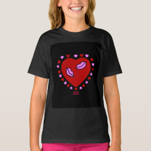 Bonito corazón besa a Chicas camiseta negra básica