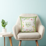 Bonito Floral Script Hebreo Monograma Cojín decora<br><div class="desc">Nuestro Cojín decorativo floral lindo y brillante con marco HEBREW Monograma es una forma bonito de darle un toque casual a la habitación de su hijo. Esta almohada es una excelente manera de vestir su espacio y celebrar las estaciones de primavera y verano. Flores silvestres coloridas y caprichosas enmarcan tu...</div>