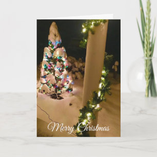 Bonito iluminó árbol de Navidad cubierto con tarje