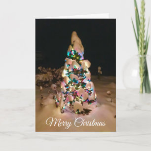 Bonito iluminó árbol de Navidad cubierto con tarje