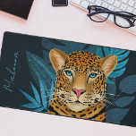 Bonito Jungle Leopard Floral Art | Azul | Nombre<br><div class="desc">Esta imponente alfombra de escritorio tiene un leopardo dibujado a mano/pintado, con hojas de selva tropical en tonos azules sobre un fondo de color personalizado (que se muestra en azul marino oscuro). Se incluye una plantilla de texto para facilitar la personalización. Moderna, hermosa y única - ¡hace un gran regalo!...</div>