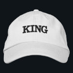 Bordada Capas de color blanco o Gorra de texto King Tipo d<br><div class="desc">Presentamos nuestra elegante cubierta bordeada, una verdadera mezcla de moda y funcionalidad. Nombre de texto King con texto en color negro y Gorras o mayúsculas con bordado en color blanco. Nombre de fuente es Siglo, Tamaño de fuente 60, Color negro Rey Texto., Tipo de estilo es Tapa regulable básica alternativa,...</div>