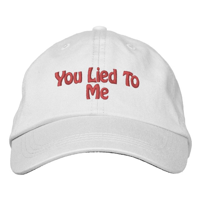 Bordada El gorra dice "ME MENTISTE". (Anverso)