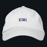 Bordada Elegante portón blanco con Gorra de texto Personal<br><div class="desc">Esta cápsula ajustable,  elaborada a partir de algodón suave,  muestra el texto "King" en bordado en negrita. El diseño liviano garantiza comodidad para el uso diario y añade una declaración a su estilo.</div>