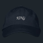 Bordada Gorra ajustable de texto de Navy King<br><div class="desc">Gorra de algodón de la Marina Regal: Acepte un toque de realeza con esta gorra marina,  con el "Rey" elegantemente bordado en el frente. Diseñado tanto para el estilo como para el confort,  este gorra de algodón ajustable es una adición versátil a cualquier armario.</div>