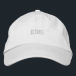 Bordada King Luxuria con Gorra de algodón blanco bordado<br><div class="desc">Este elegante gorro de algodón blanco presenta el texto clásico "King" bordado en la parte delantera. La correa ajustable permite un ajuste de personalizable,  por lo que es ideal para el desgaste informal y moderno.</div>