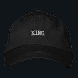 Bordada Majestuoso Gorra negro con prominente bordado rey<br><div class="desc">Atención al comando con el tapón ajustable negro que presenta un bordado "King" prominente. Esta tapa,  fabricada con algodón,  incluye un visor ajustable para un ajuste perfecto. Una elección elegante para añadir elegancia a tu look.</div>
