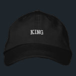 Bordada Majestuoso Gorra negro con prominente bordado rey<br><div class="desc">Atención al comando con el tapón ajustable negro que presenta un bordado "King" prominente. Esta tapa,  fabricada con algodón,  incluye un visor ajustable para un ajuste perfecto. Una elección elegante para añadir elegancia a tu look.</div>