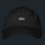 Bordada Mostrando negro ajustable el Gorra de los hombres<br><div class="desc">Adopte el estilo clásico con esta gorra negra con el bordado "King" en negrita. La visera ajustable y la tela de algodón ofrecen comodidad y estilo. Una adición perfecta a cualquier vestimenta para un estilo sofisticado.</div>