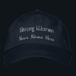 Bordada Mujeres fuertes y Gorra de la Marina al estilo fem<br><div class="desc">Celebra la fuerza y la individualidad con este tapón adaptable básico alternativo en color marino clásico. Presentando "Mujeres fuertes" con el texto bordado de su personalizado "Su nombre aquí",  esta gorra es un elegante tributo al empoderamiento. ¡Pida la tuya hoy y usa tu confianza orgullosamente!</div>