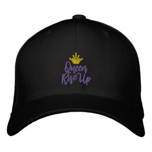 Bordada Reina levanta gorra de béisbol