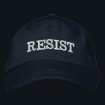 Bordada Resist Gorra<br><div class="desc">Que el mundo sepa que nunca dejarás de luchar por lo que está bien.</div>