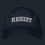 Bordada Resist Gorra<br><div class="desc">Que el mundo sepa que nunca dejarás de luchar por lo que está bien.</div>