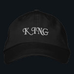 Bordada Sofisticado Gorra del Rey Negro con el Personaliza<br><div class="desc">Eleva tu estilo con el gorro negro ajustable que muestra el texto "King". El bordado le da un toque de realeza a la visera de algodón. Cómodo y versátil,  es perfecto para el uso diario y ocasiones especiales.</div>