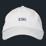 Bordada Texto de Rey en negrita y bordado sobre Gorra blan<br><div class="desc">Este gorro de algodón blanco presenta el texto "King" bellamente bordado,  lo que le ofrece un ajuste elegante y cómodo con su correa ajustable. Perfecto para una mirada casual pero audaz.</div>