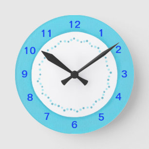 Borde azul sobre blanco, el reloj de pared de punt