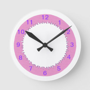 Borde rosado en reloj de pared de números puros y