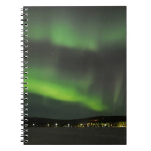 Borealis de la aurora en el cuaderno del cielo