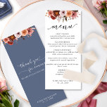 Borgoña azul, menú Boda floral intrincado de Rubor<br><div class="desc">Relájese con esta exquisita carta de menú. El diseño es independiente, con un arreglo rosa y borgoñoso único en la parte superior, y en la parte inferior, el nombre y la fecha. Entrega tipografía escrita de guión en la parte trasera y frontal con mensaje de agradecimiento a los invitados. De...</div>