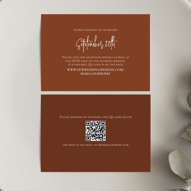 Borgoña deja elegante código QR RSVP (Burgundy solid colored rsvp card template.)