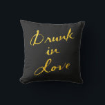 Borracho en amor Oro y almohada al aire libre negr<br><div class="desc">Esta divertida y coqueta almohada exterior se acentúa con el dicho "Borracho enamorado" en un audaz cepillo de oro atizando un fondo negro, lo que lo convierte en el accesorio perfecto para la mesa de la pareja en un boda al aire libre, o la cubierta, patio o porche del recién...</div>