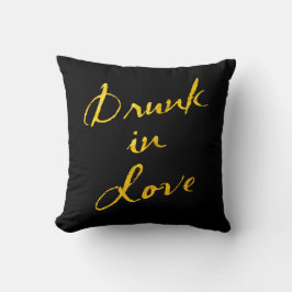 Borracho en amor oro y almohada negra