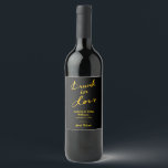 Borracho en la etiqueta de vino de amor - oro y ne<br><div class="desc">Esta divertida etiqueta de vino se acentúa con "Borracho en Amor" en un atrevido pincel dorado sobre fondo negro,  manteniéndolo elegante y a la moda. Para ver más temas de coordinación,  revisa la Bachelorette Party Drunk en Love Collection que contiene camisetas coordinadas,  tatuajes,  posters y frascos.</div>