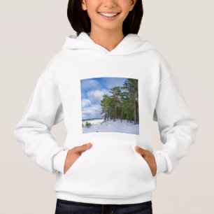 Bosque de pino cerca de la costa marítima de Leton