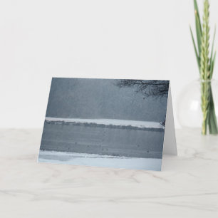 Bosques y pavos de nieve en una tarjeta de Navidad