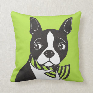 Boston Terrier con la almohada verde del fondo