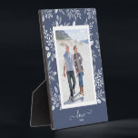 Botánicos en la foto sin marco de la espalda de la<br><div class="desc">La placa de mesa con un caballete empotrado muestra tu foto favorita rodeada de un hermoso borde de follaje blanco, puntos y bayas sobre un fondo azul denim. CAMBIAR el color de fondo para COINCIDIR con la foto. CAMBIAR el texto AMAR a cualquier cosa - CONSEJO: poner el texto entre...</div>
