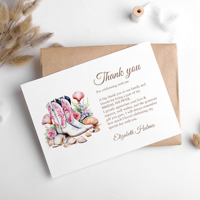 Botas Vaqueras Boho Costeras Invitación para Despe (Boho Coastal Cowgirl Boots Bridal Shower Thank You Card on a white table with boho decor.)