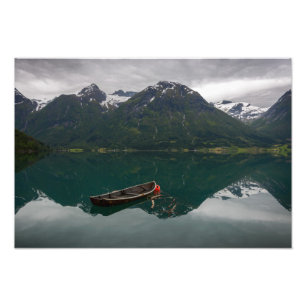 Bote de remos viejo con la foto de la reflexión d