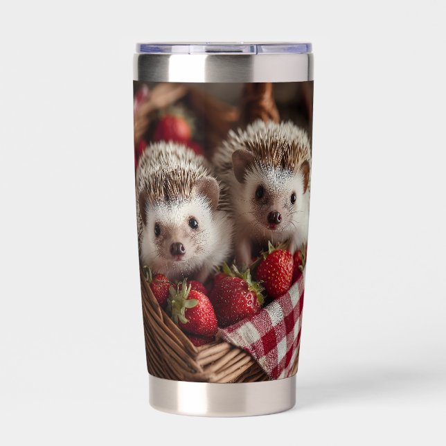 Botella Aislada Cute Hedgehogs buscando desde una cesta de fresas (Frente)