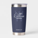 Botella Aislada Groomman personalizado de escritura moderna aislad<br><div class="desc">Moderno Minimalista Personalizado Monograma y Regalos de nombres Este diseño presenta un nombre personalizado en blanco y moderno estilo de letra de escritura a mano y monograma en azul marino claro sans modernos serif estilo de fuente como fondo, con detalles bodas en blanco moderno sans serif estilo de fuente sobre...</div>