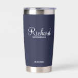 Botella Aislada Groomsman personalizado con guión moderno<br><div class="desc">Regalos personalizados de Groomsman con el nombre personalizado del groomsman en un estilo de letra blanco moderno con el título y la fecha boda en un estilo de letra sans serif moderno con fondo azul marino. También perfecto para el mejor hombre, padre de la novia, dama de honor, madre de...</div>