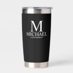 Botella Aislada Groomsman personalizado moderno<br><div class="desc">Regalos Groomsman personalizados modernos con monograma personalizado,  nombre y título del groomsman en blanco clásico estilo de letra serif sobre fondo negro. También perfecto para el Mejor Hombre,  Padre de la Novia y más.</div>